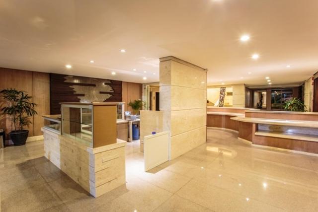 Crown Victoria Hotel Tulungagung Exterior foto