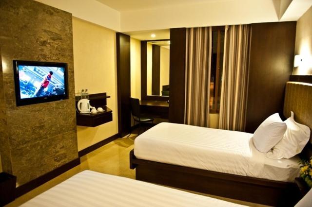 Crown Victoria Hotel Tulungagung Zimmer foto