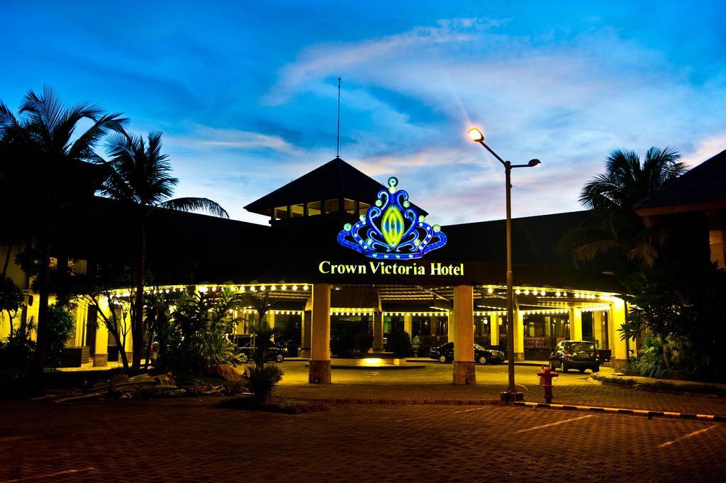 Crown Victoria Hotel Tulungagung Exterior foto