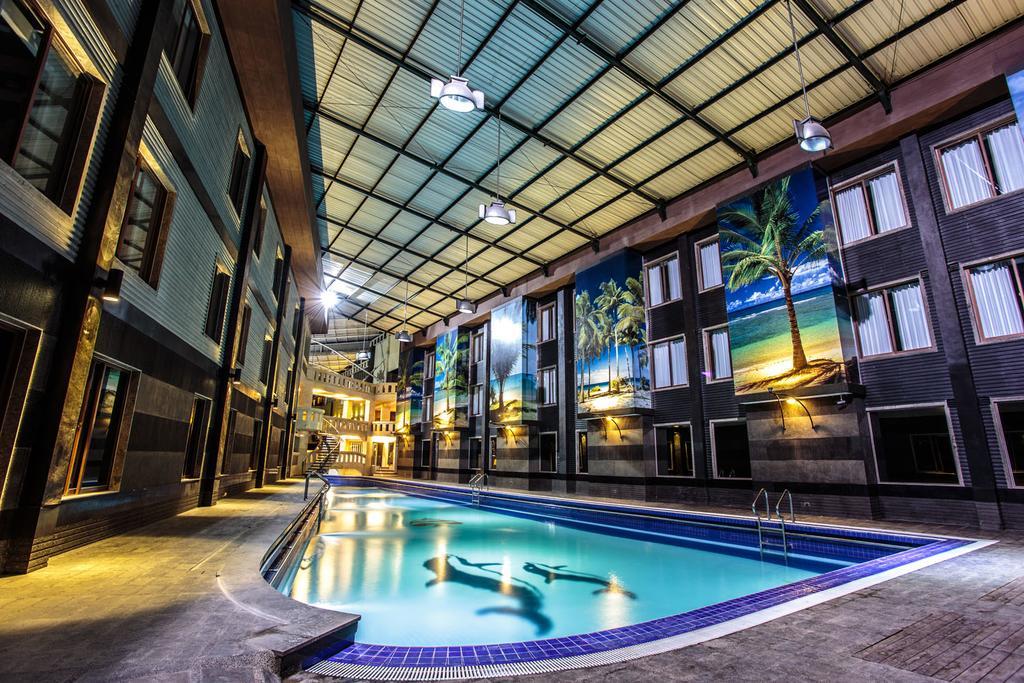 Crown Victoria Hotel Tulungagung Exterior foto