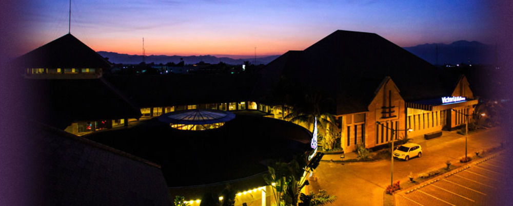 Crown Victoria Hotel Tulungagung Exterior foto