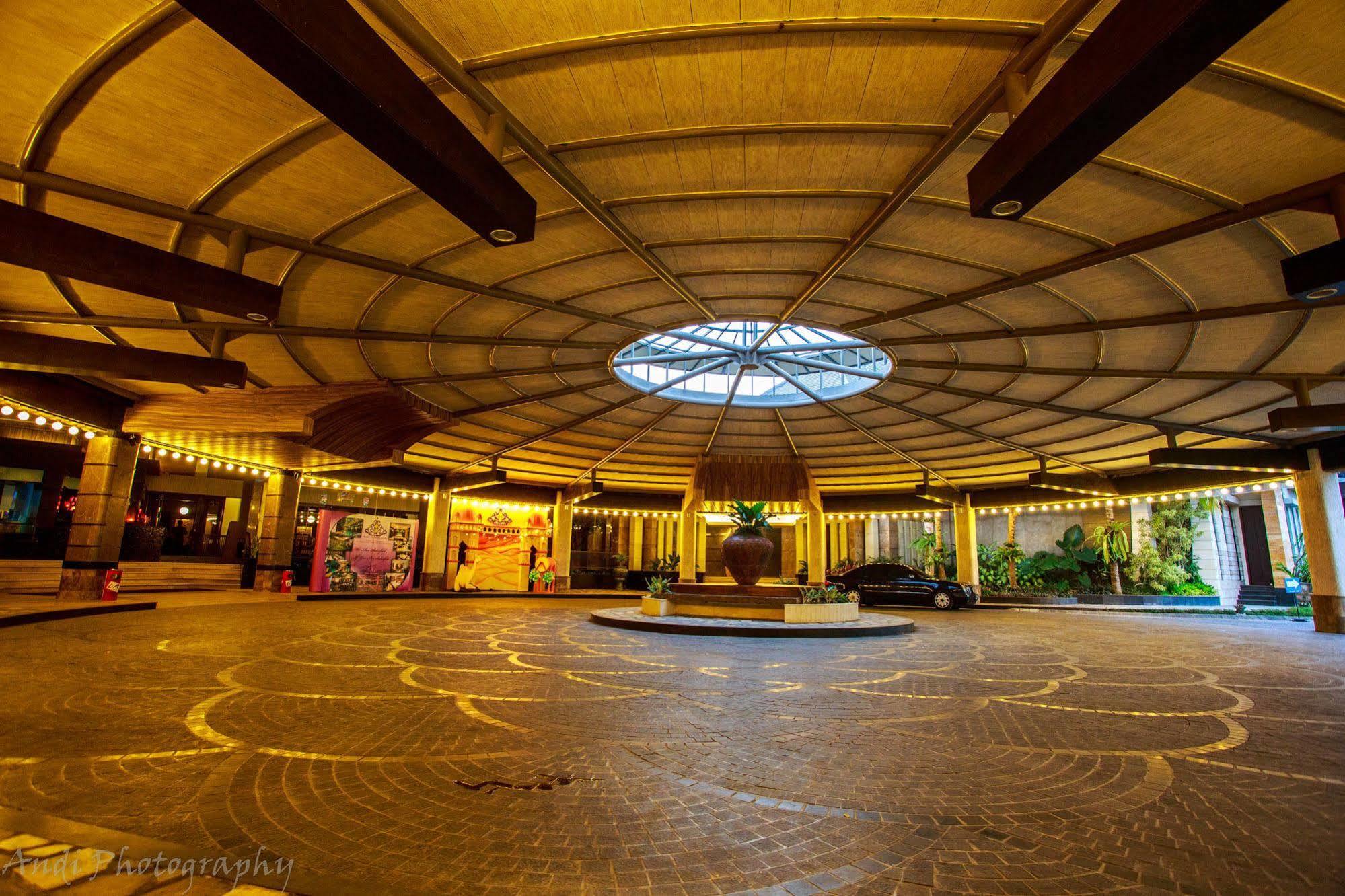Crown Victoria Hotel Tulungagung Exterior foto