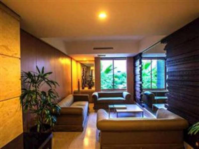Crown Victoria Hotel Tulungagung Exterior foto